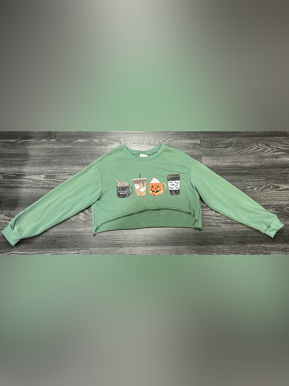 Women’s Green Halloween Drink Graphic Too long sleeve cropped